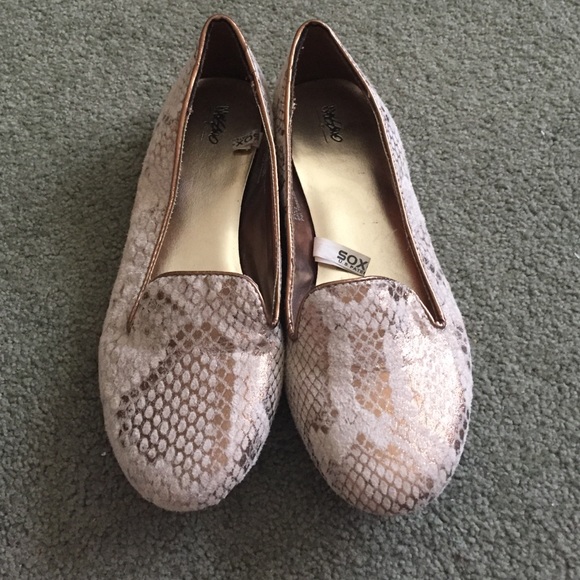 Tan/gold flats - Picture 1 of 3