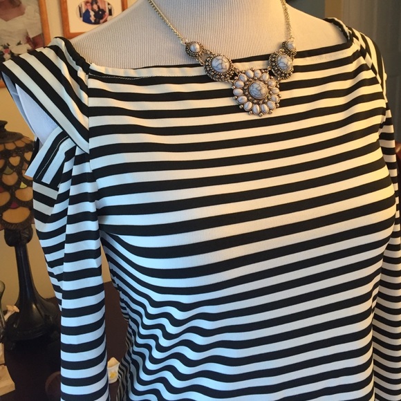 Black and White cold shoulder top - Picture 2 of 3