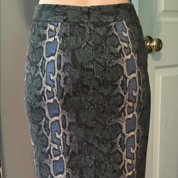 4 for $20 LOFT FAUX SNAKE SKIN PENCIL SKIRT - Picture 2 of 4
