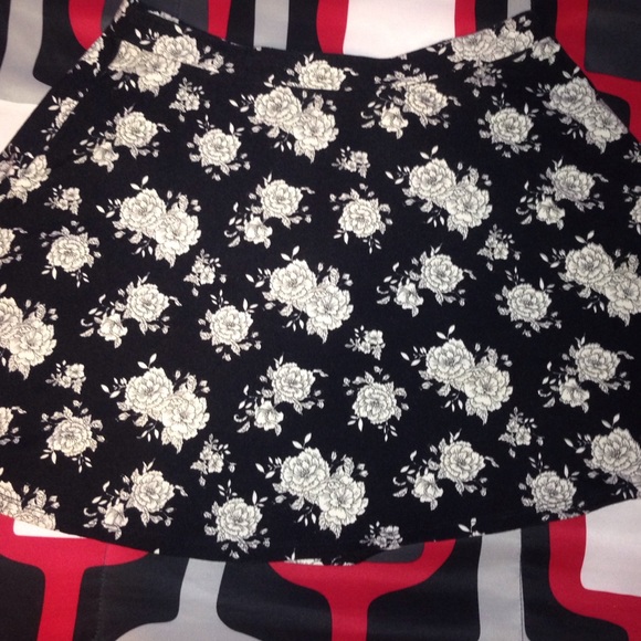 Floral Two Piece Outfit - Picture 3 of 4