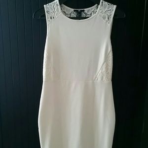 Fitted dress with feminine lace details