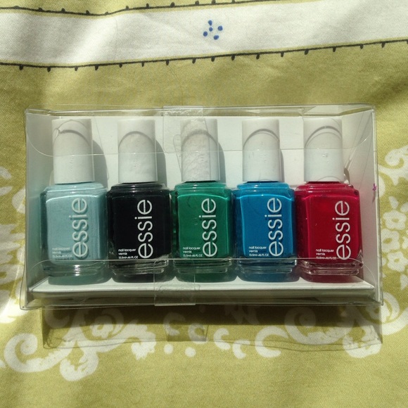 ESSIE 💅💋💃💕 NWT! Set of 5 Polishes