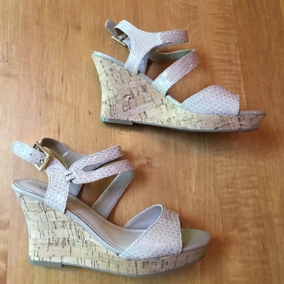 Kelly & Katie Shoes - Adorable summer wedges 💕