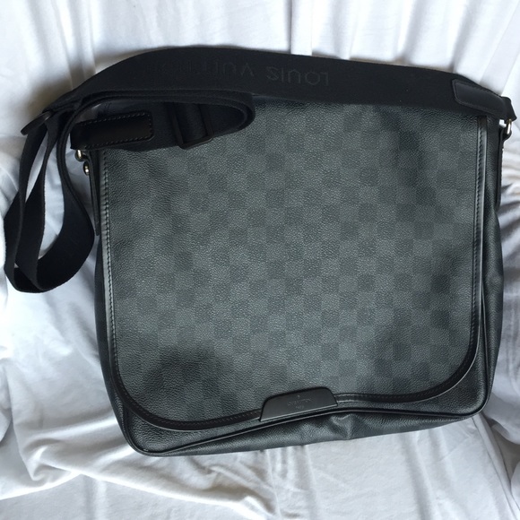 Louis Vuitton look DISTRICT GM messenger bag