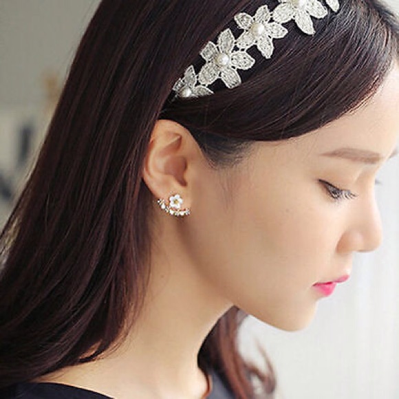 Pretty Crystal Daisy Earrings - Picture 2 of 2