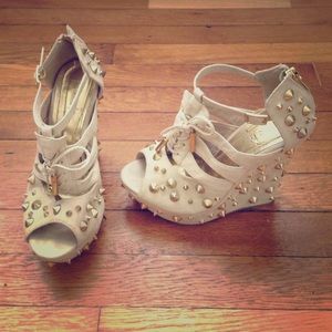 Tan/Cream Studded Wedges