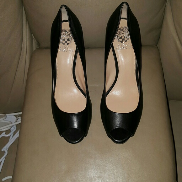 SUPER CUTE VINCE CAMUTO PUMPS