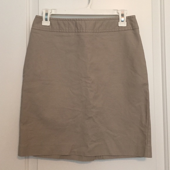 Banana Republic khaki pencil skirt (sz 2)