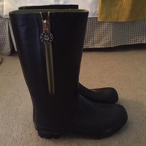 Plain black Jack Rogers rain boots!