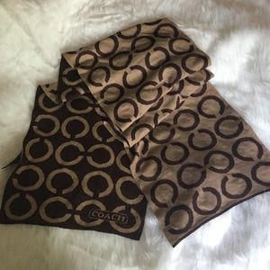 Reversible coach scarf