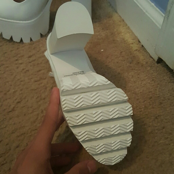 Qupid White Platforms - Picture 2 of 3