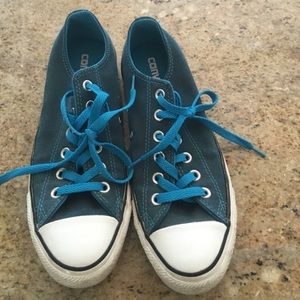 Women chuck Taylor converse. 8