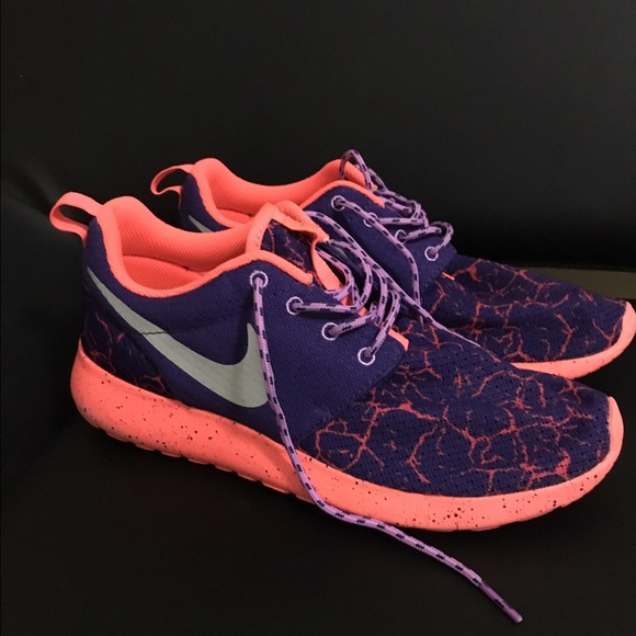 Nike Shoes - EUC Nike roshe runs