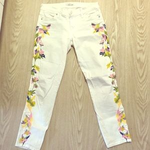 White SEVENS jeans cropped. Cute for summer.