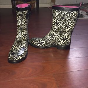 Size 8 White and black flowered rain boots.