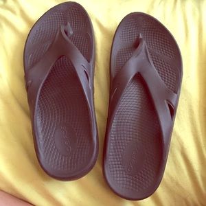 Oofos sandals. Super comfy! W10