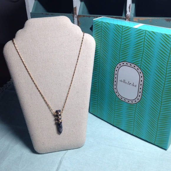 Stella & Dot legend pendant necklace