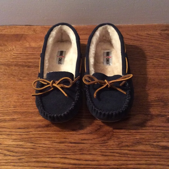 MinneTonka Moccasin Slippers