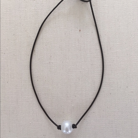 ✨Black faux leather and pearl necklace!✨