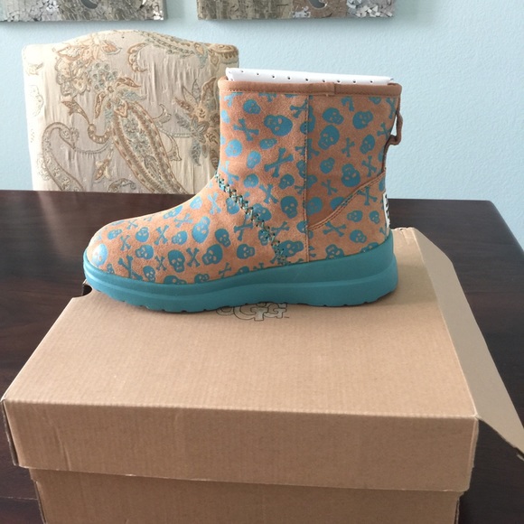 Uggs - Picture 2 of 2