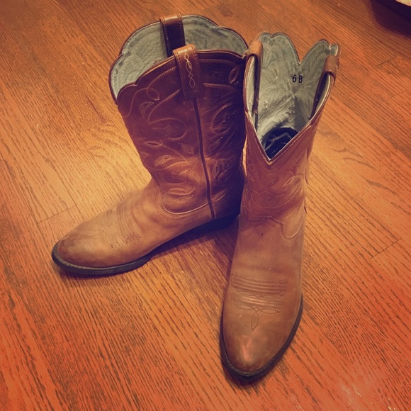 Darling Ariat Cowboy Boots!