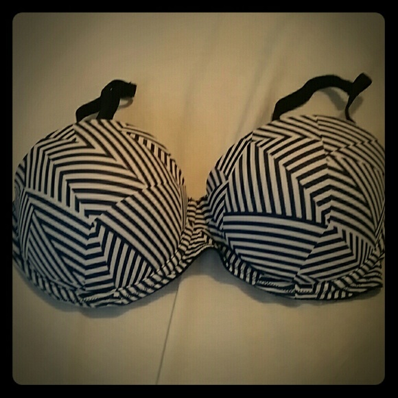 32 D Victoria secret striped bra