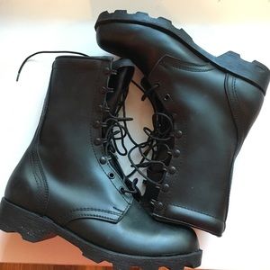 Oversize combat boots