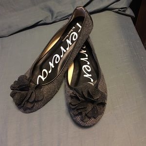 Cute Ferrera flats with flower accent