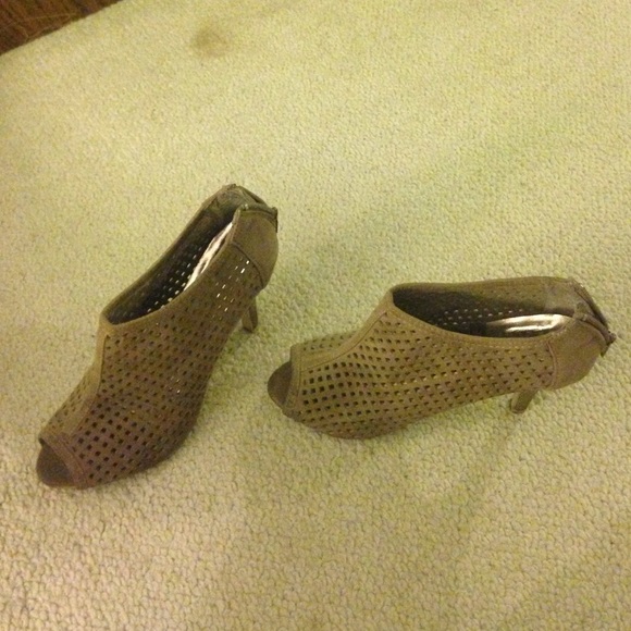 Heels - Picture 2 of 4
