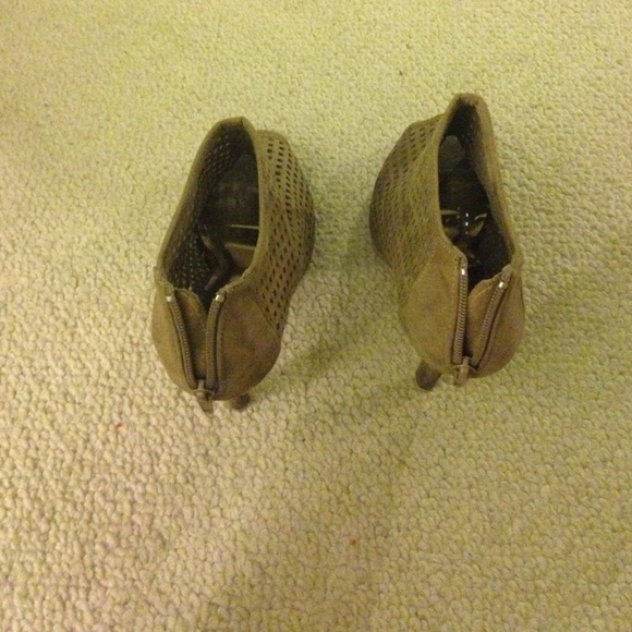 Heels - Picture 3 of 4