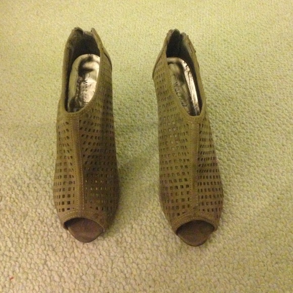 Heels - Picture 4 of 4