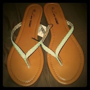 New never worn mint flip flops