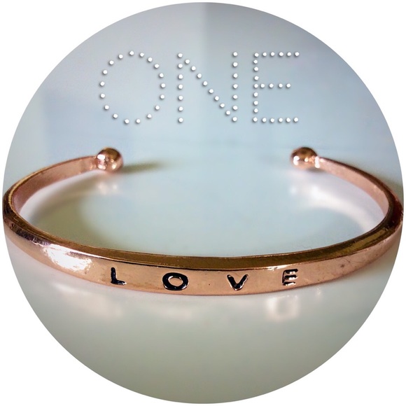 Jewelry - ⬇️Rose Gold Color Fashion Bracelet