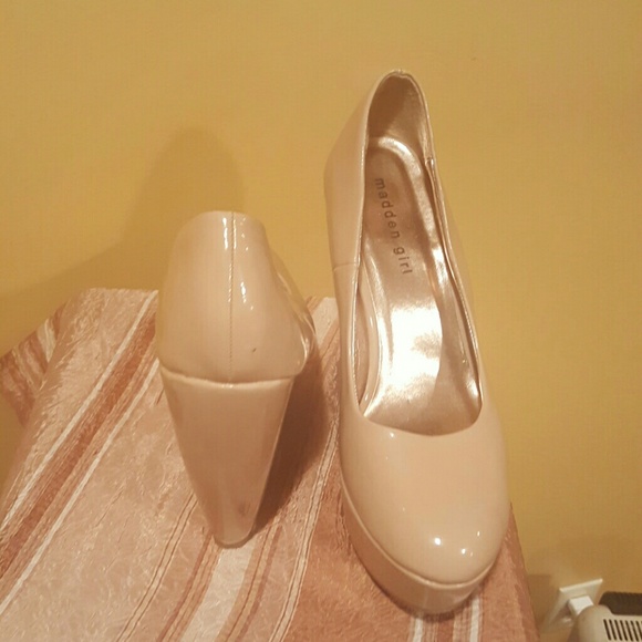 Wedge shoe with a scuffs