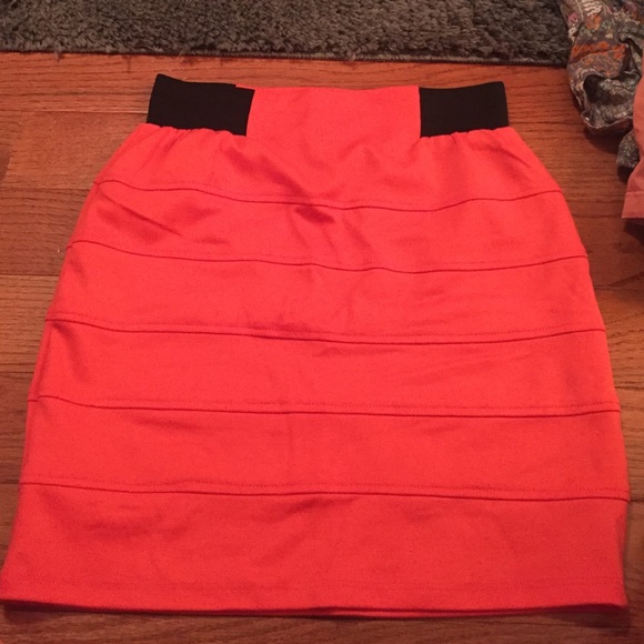 Pink/red pencil skirt - Picture 1 of 2
