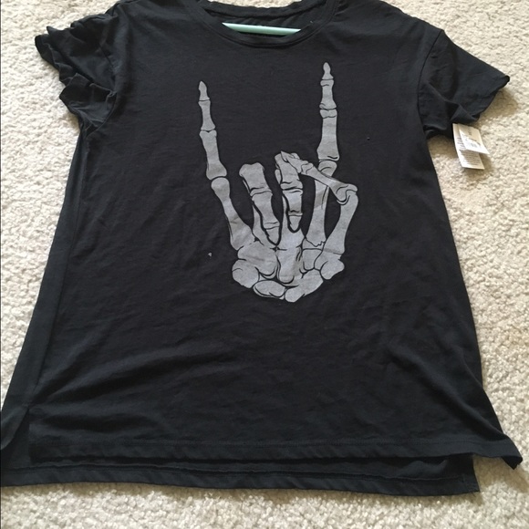 Black skull rock hand shirt