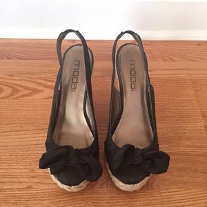 Black wedge with bow.