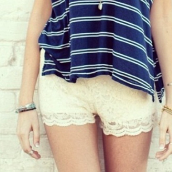 Brandy Melville white lace shorts