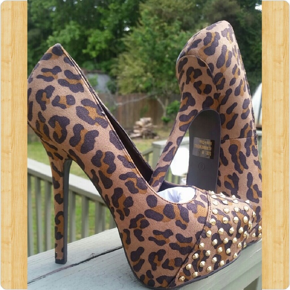 LEOPARD PRINT GOLD STUDDED PUMPS