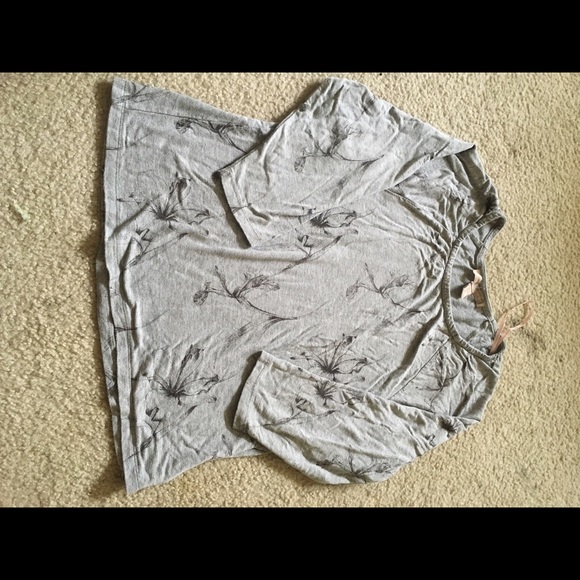 Grey floral flowing top, 3/4 length sleeves