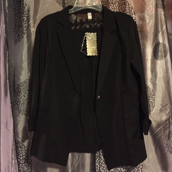 Light blazer with lace back and lace trim arms