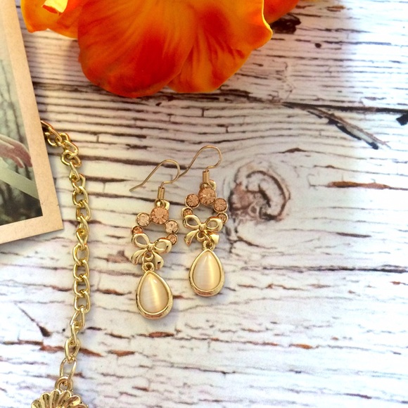 Pastel Flower Bib and Earrings - Picture 3 of 3