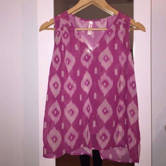 Pink chiffon shirt with print and a loose slit