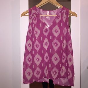 Pink chiffon shirt with print and a loose slit