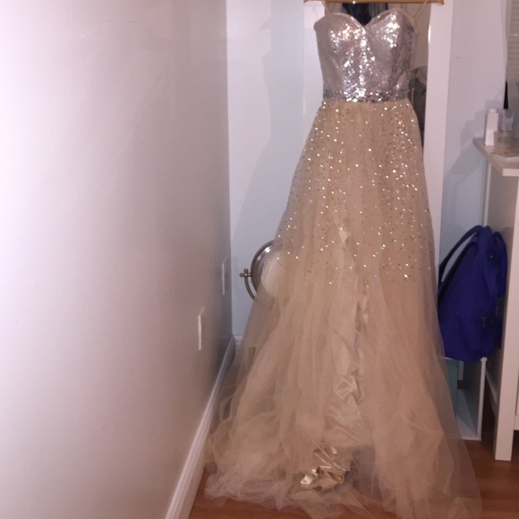 NEVER WORN PROM/QUINCE/SWEET 16 DRESS