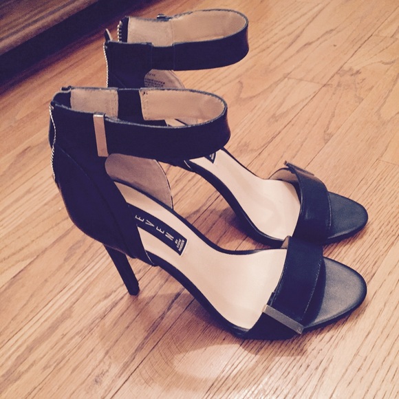 HOT Strappy pumps. Perfect for summer ☀️