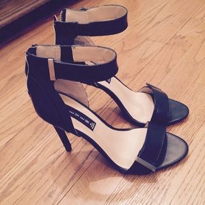 HOT Strappy pumps. Perfect for summer ☀️