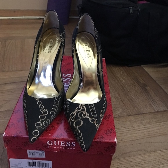 Guess pumps