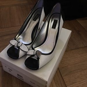 White and navy blue open toed pump