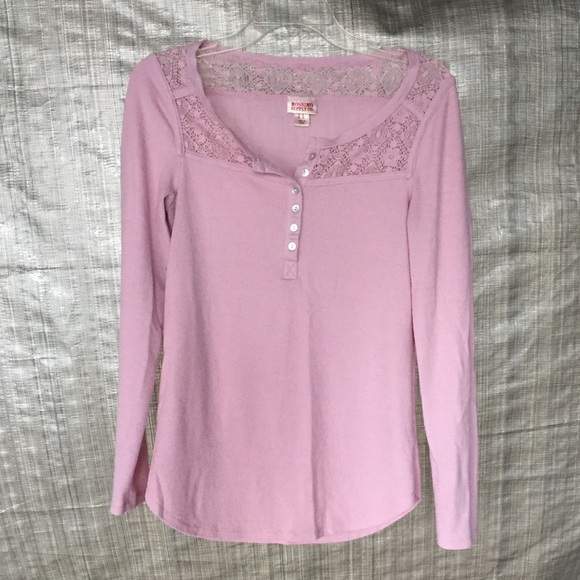 Long sleeve top.